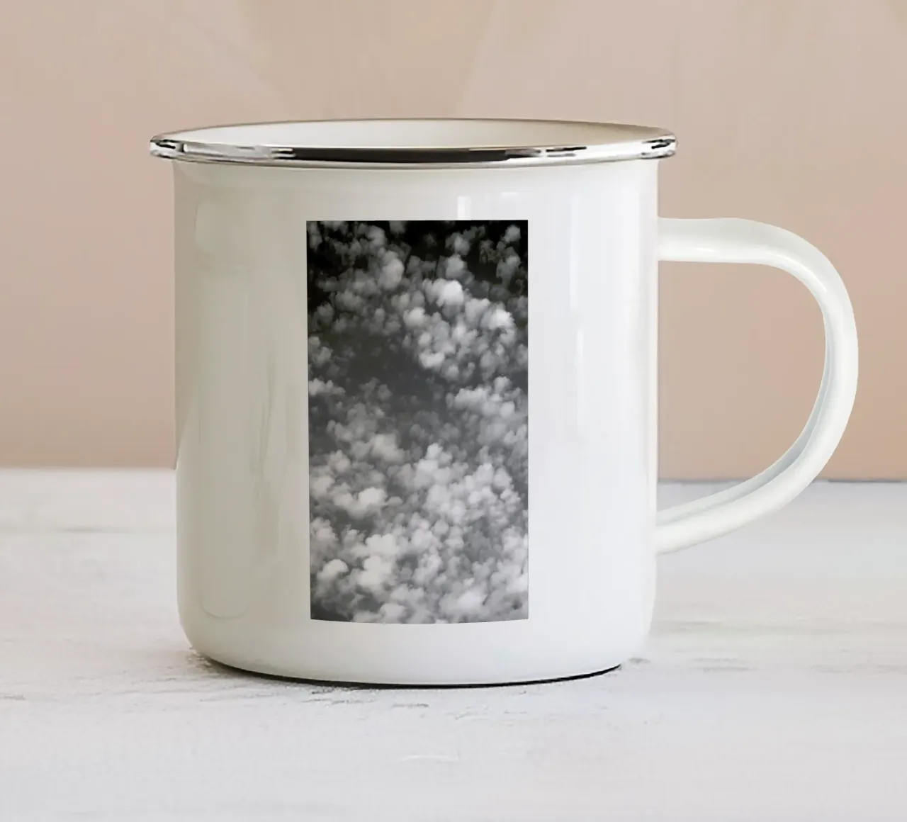 Sky, Clouds And Counting Sheep tazza in smalto da Studio Nahili