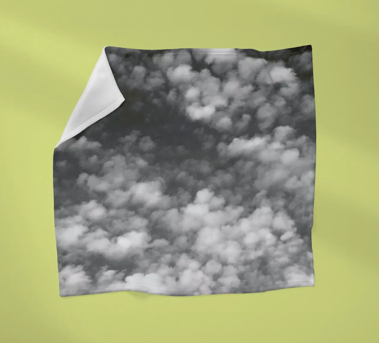 Sky, Clouds And Counting Sheep coperta in pile da Studio Nahili