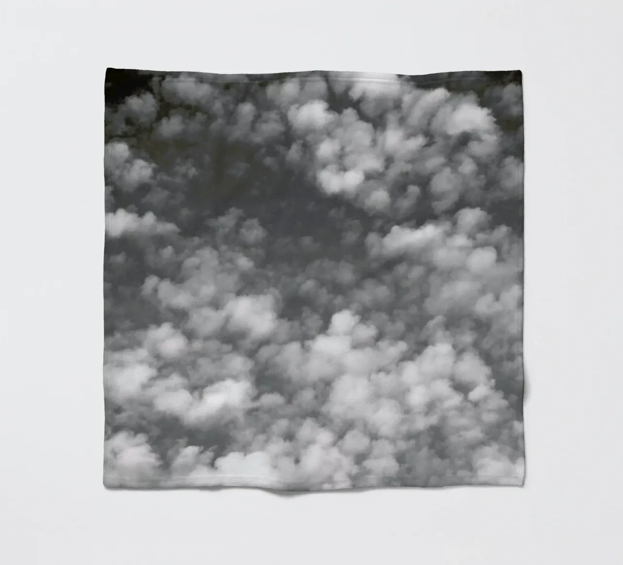 Sky, Clouds And Counting Sheep coperta in pile da Studio Nahili