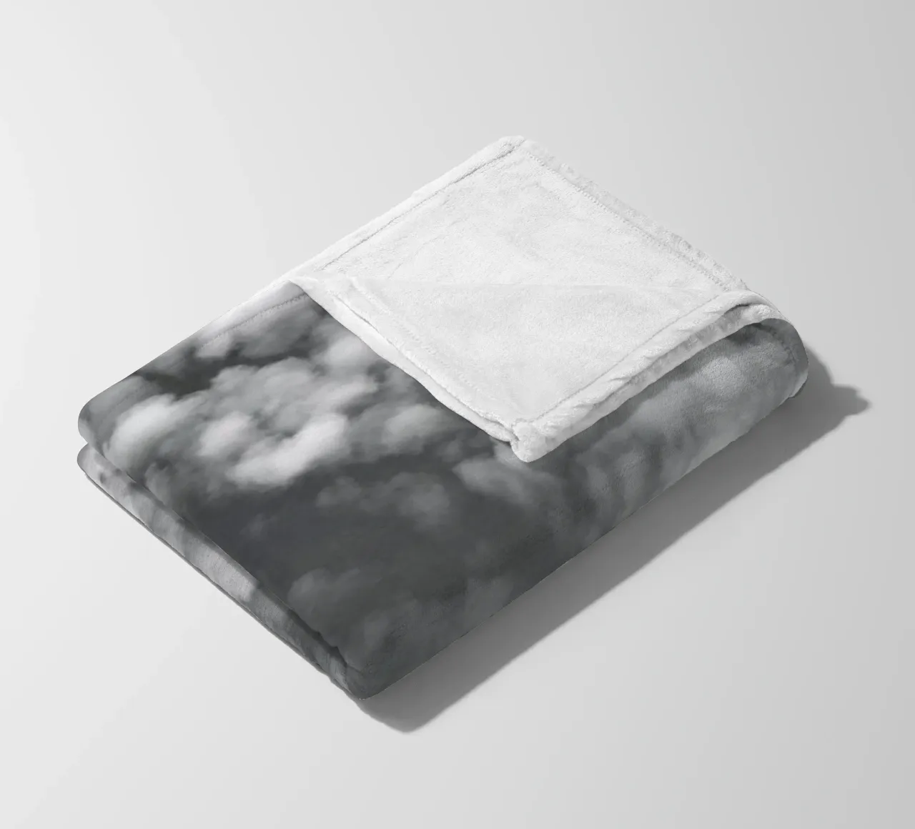 Sky, Clouds And Counting Sheep coperta in pile da Studio Nahili