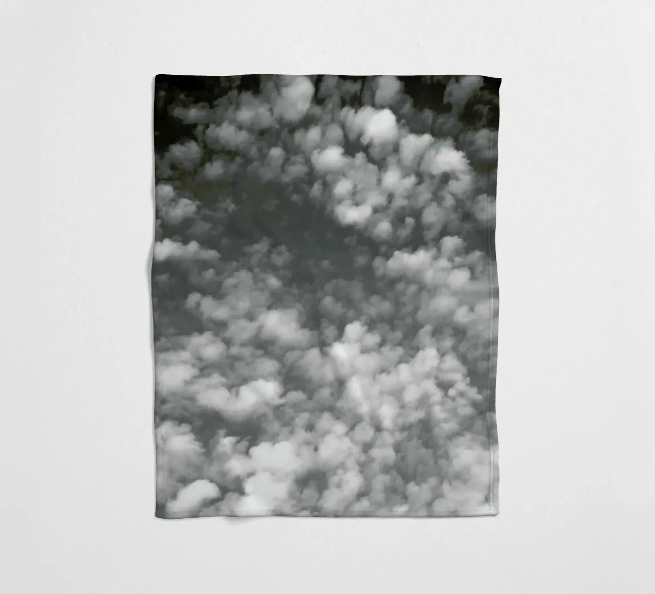 Sky, Clouds And Counting Sheep coperta in pile da Studio Nahili