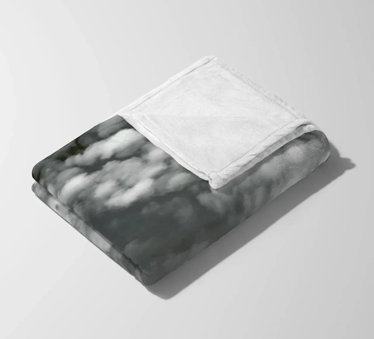 Sky, Clouds And Counting Sheep coperta in pile da Studio Nahili