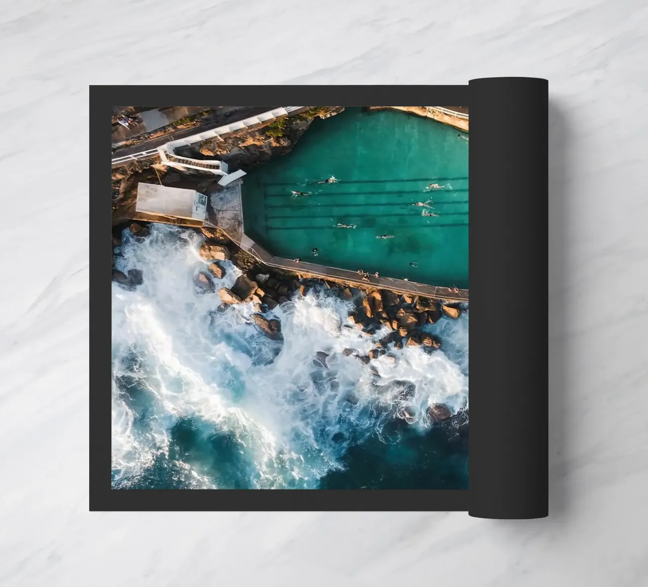 Piscina di roccia della spiaggia di Bronte zerbino da Slim Aarons Vintage