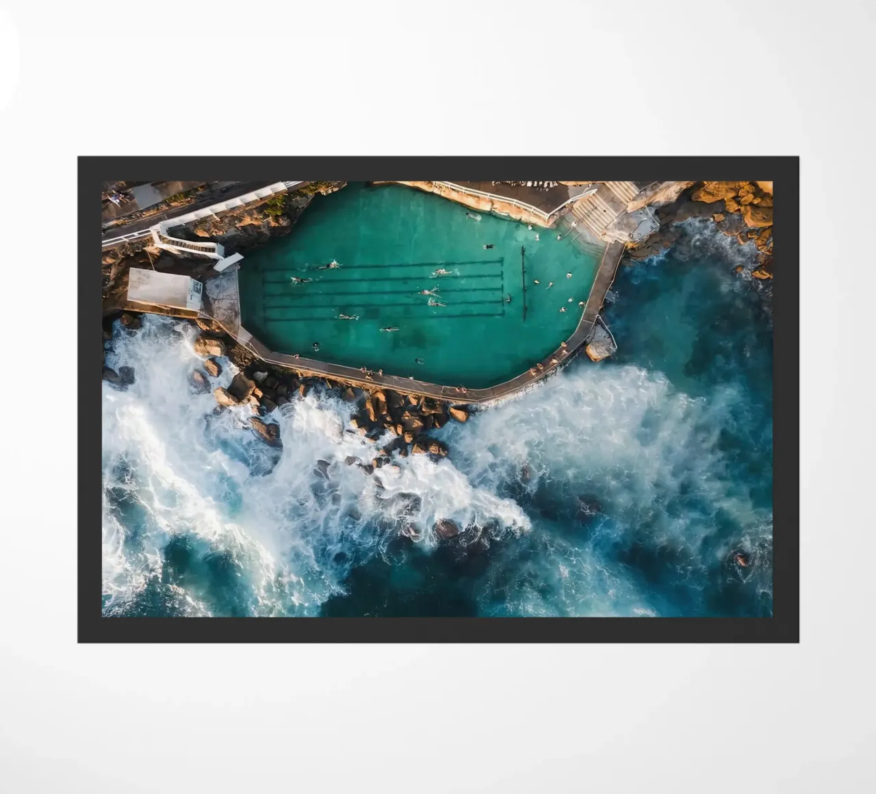 Piscina di roccia della spiaggia di Bronte zerbino da Slim Aarons Vintage