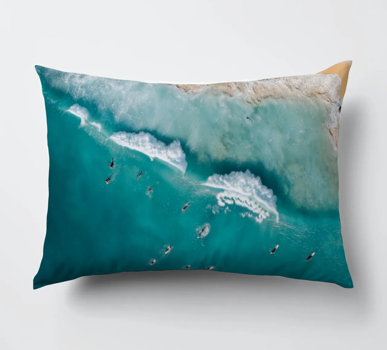 Surfers in Blue Waves cuscino da Nadjaa