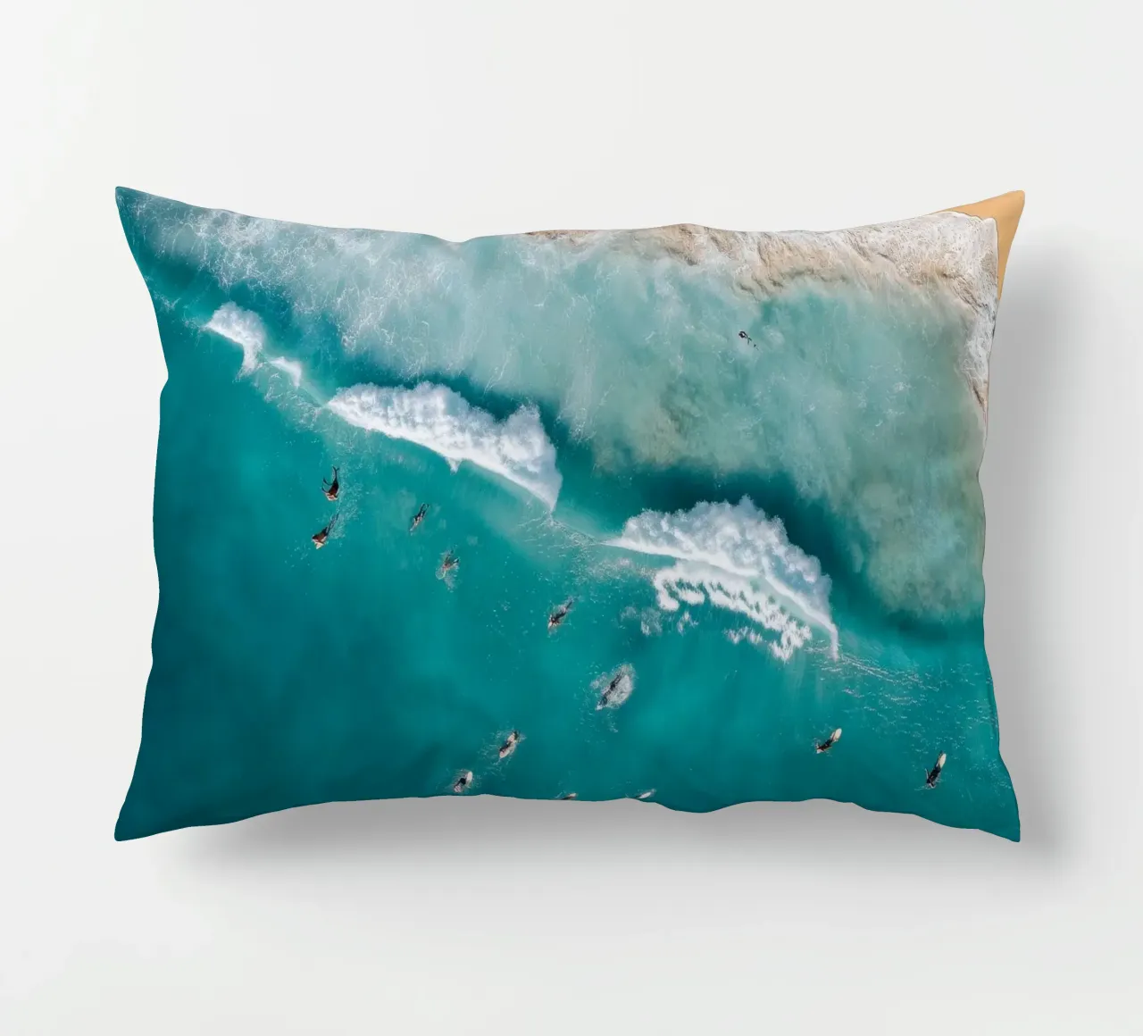 Surfers in Blue Waves cuscino da Nadjaa