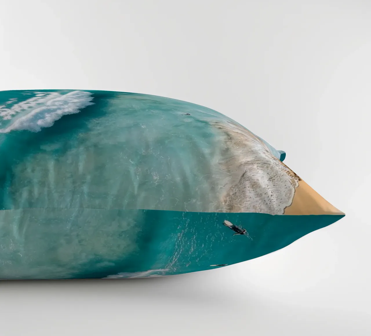 Surfers in Blue Waves cuscino da Nadjaa
