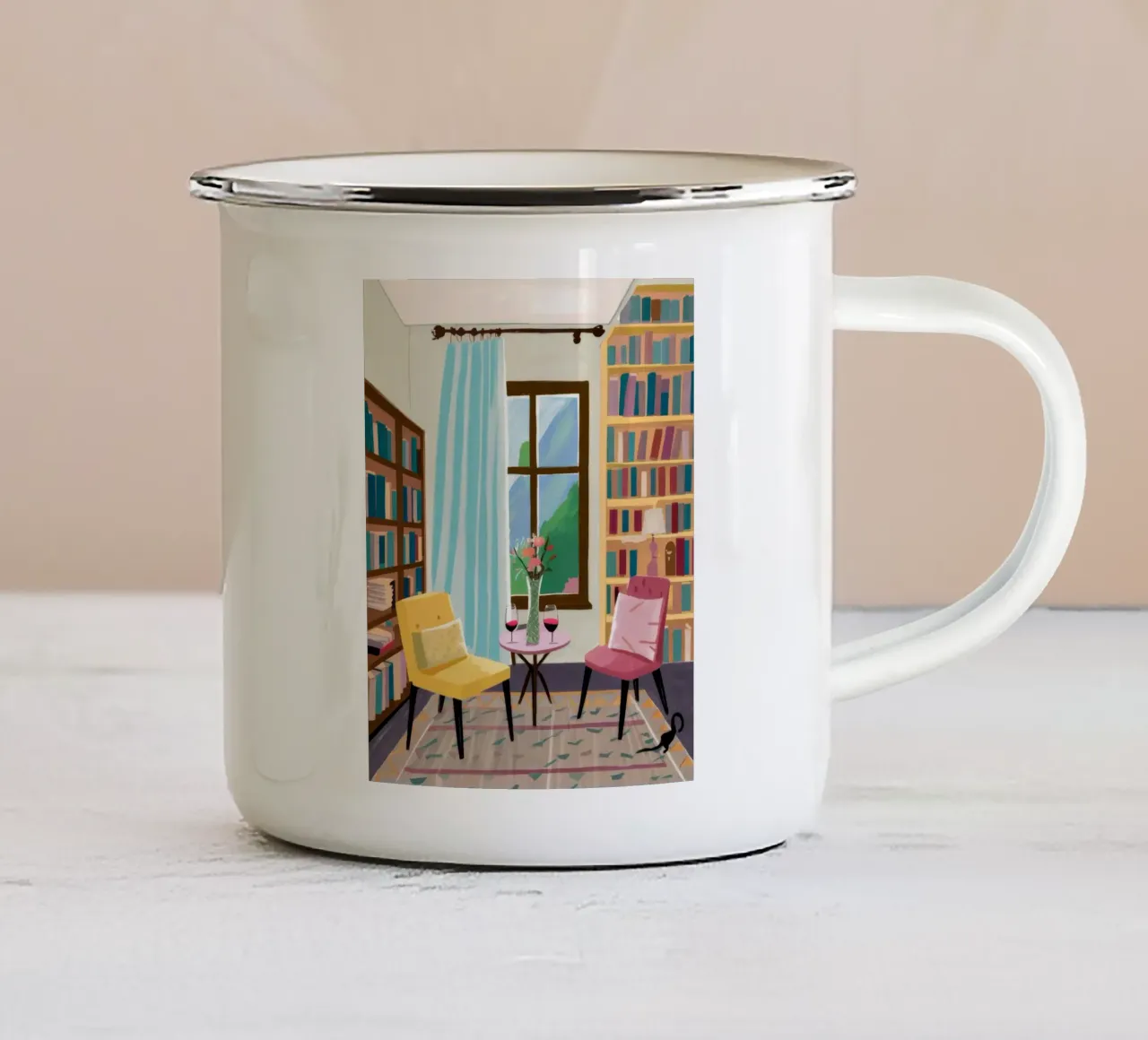 Angolo della biblioteca illuminato dal sole tazza in smalto da Tiga Bersama