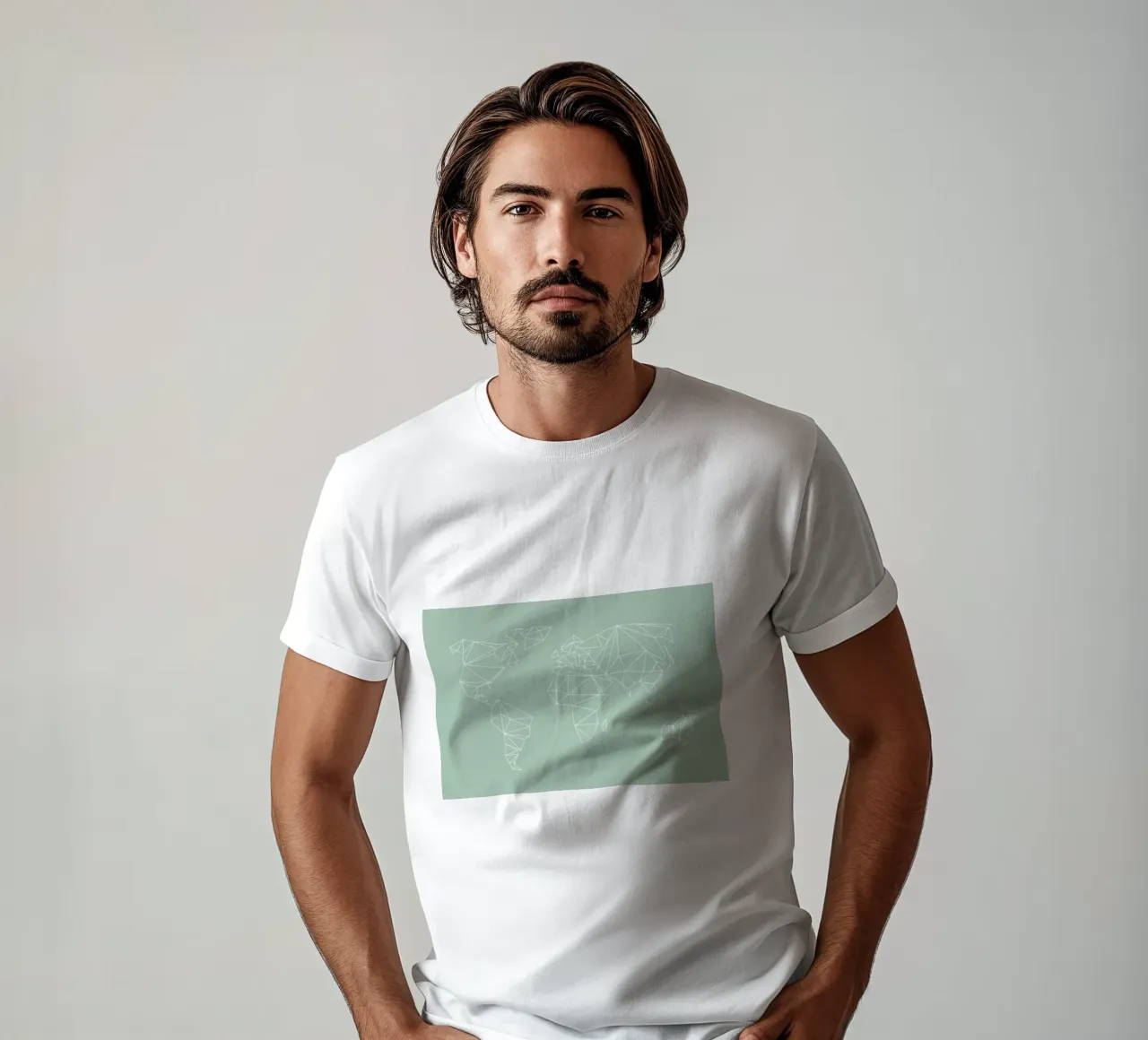 Geometrical World Map Pastel Sage Green t-shirt da Studio Nahili