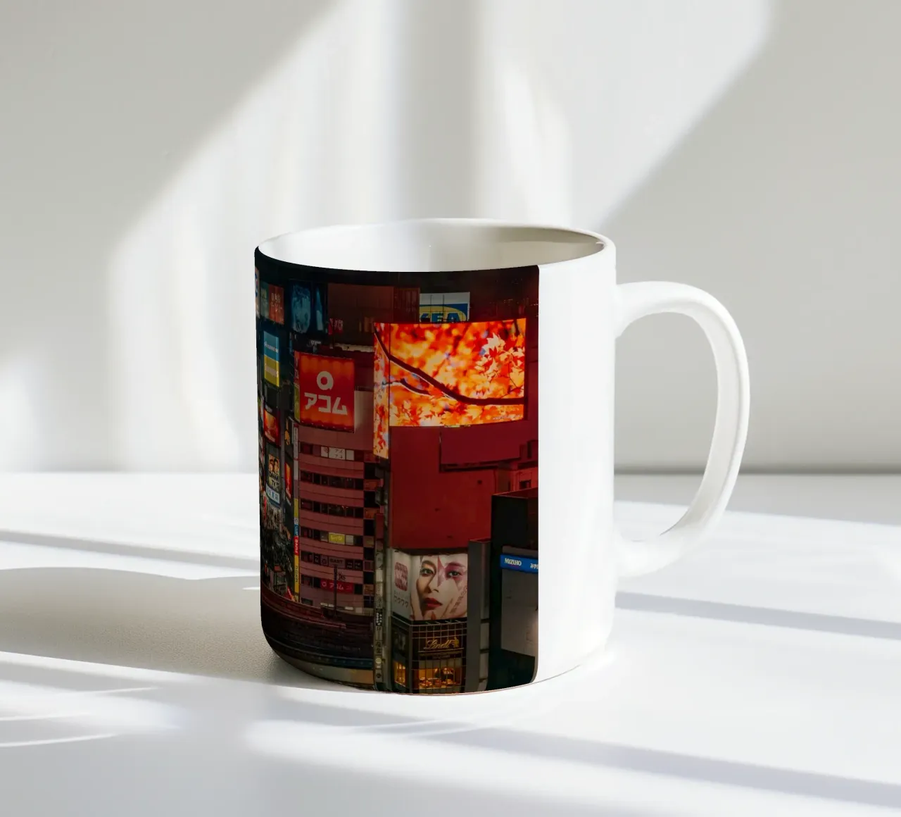 Attraversamento di Shibuya a Tokyo di notte tazza in ceramica da Marcel Bisig