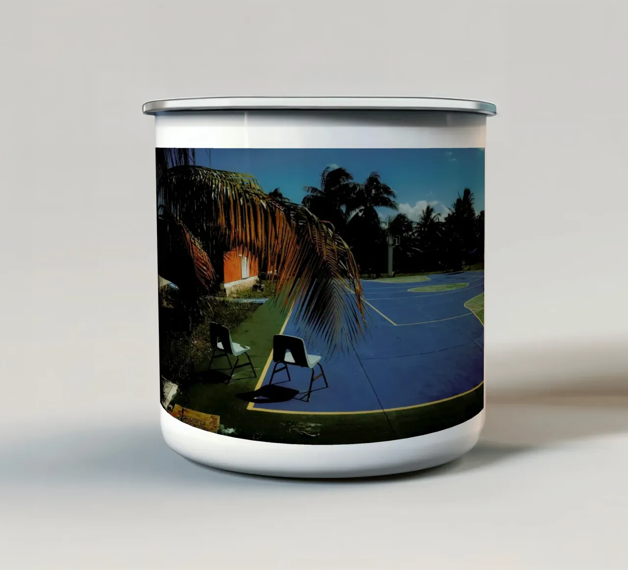 Take a Seat tazza in smalto da Philipp Reinhard