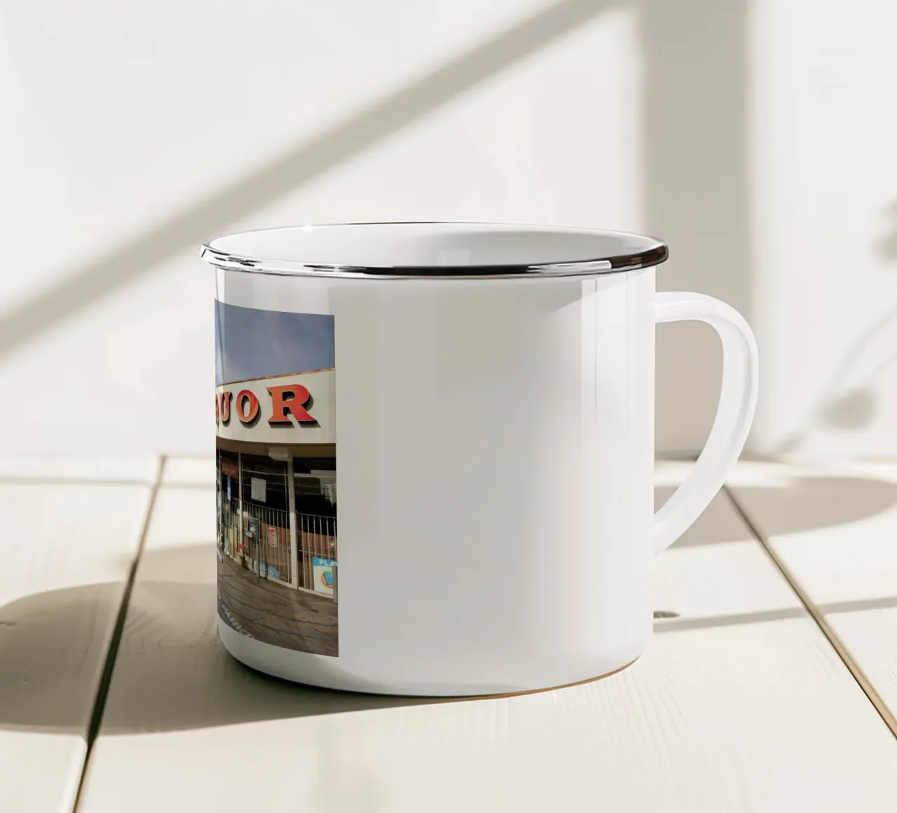 Liquor Store Santa Monica tazza in smalto da Marc Gruninger