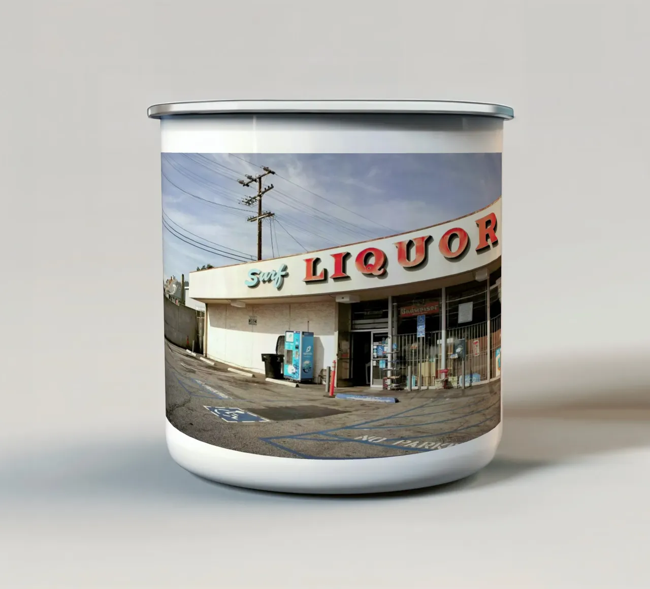Liquor Store Santa Monica tazza in smalto da Marc Gruninger