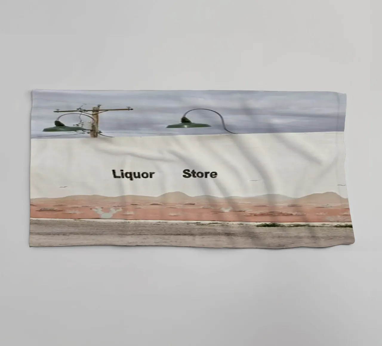Liquor Store Valentine asciugamano da bagno da Marc Gruninger