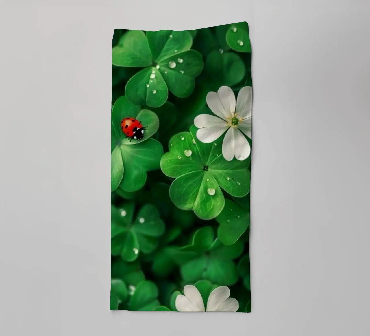 Klavertje & Lieveheersbeestje badhanddoek van graphic design