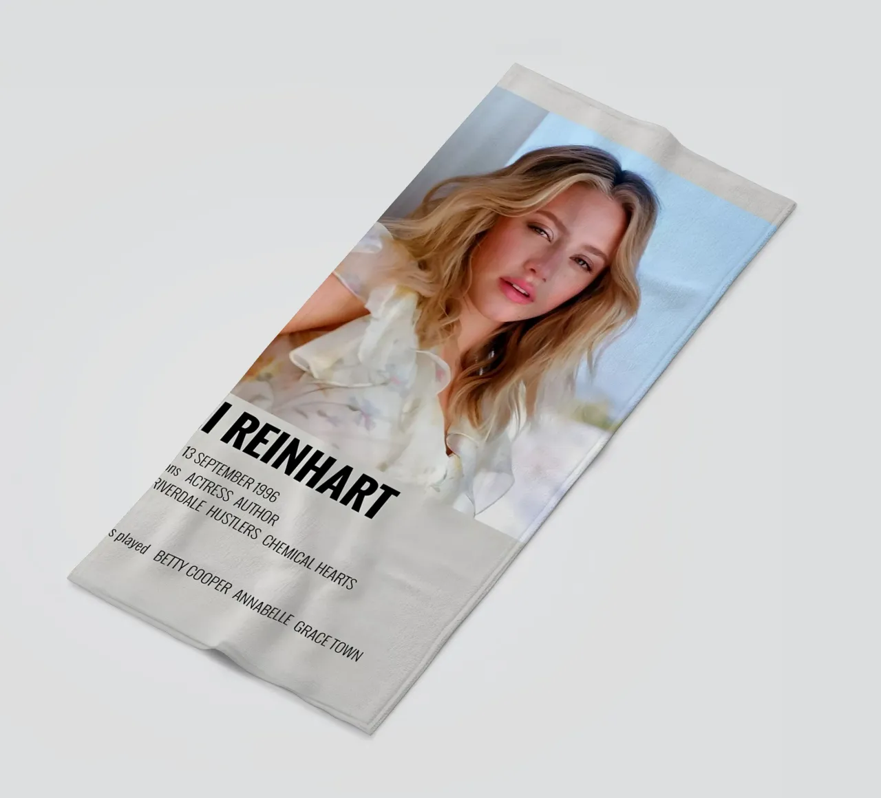 LILI REINHART telo mare da MVFminimalist
