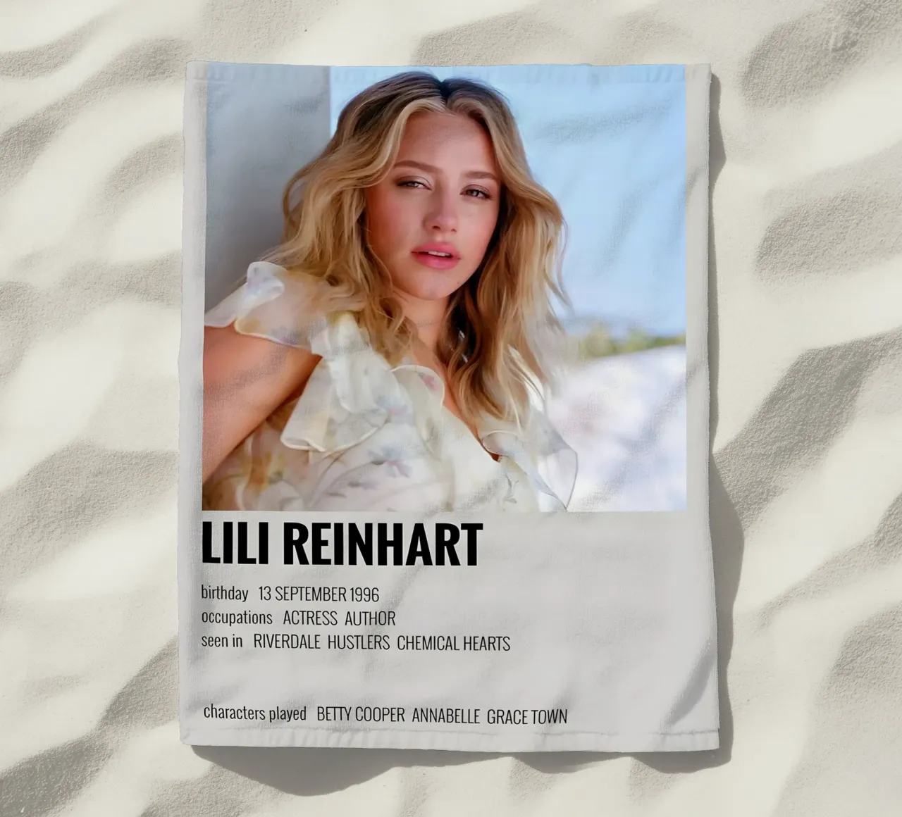 LILI REINHART telo mare da MVFminimalist