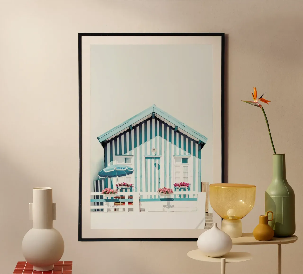 Casa sulla spiaggia a strisce blu pastello poster con telaio in legno da Ingrid Beddoes
