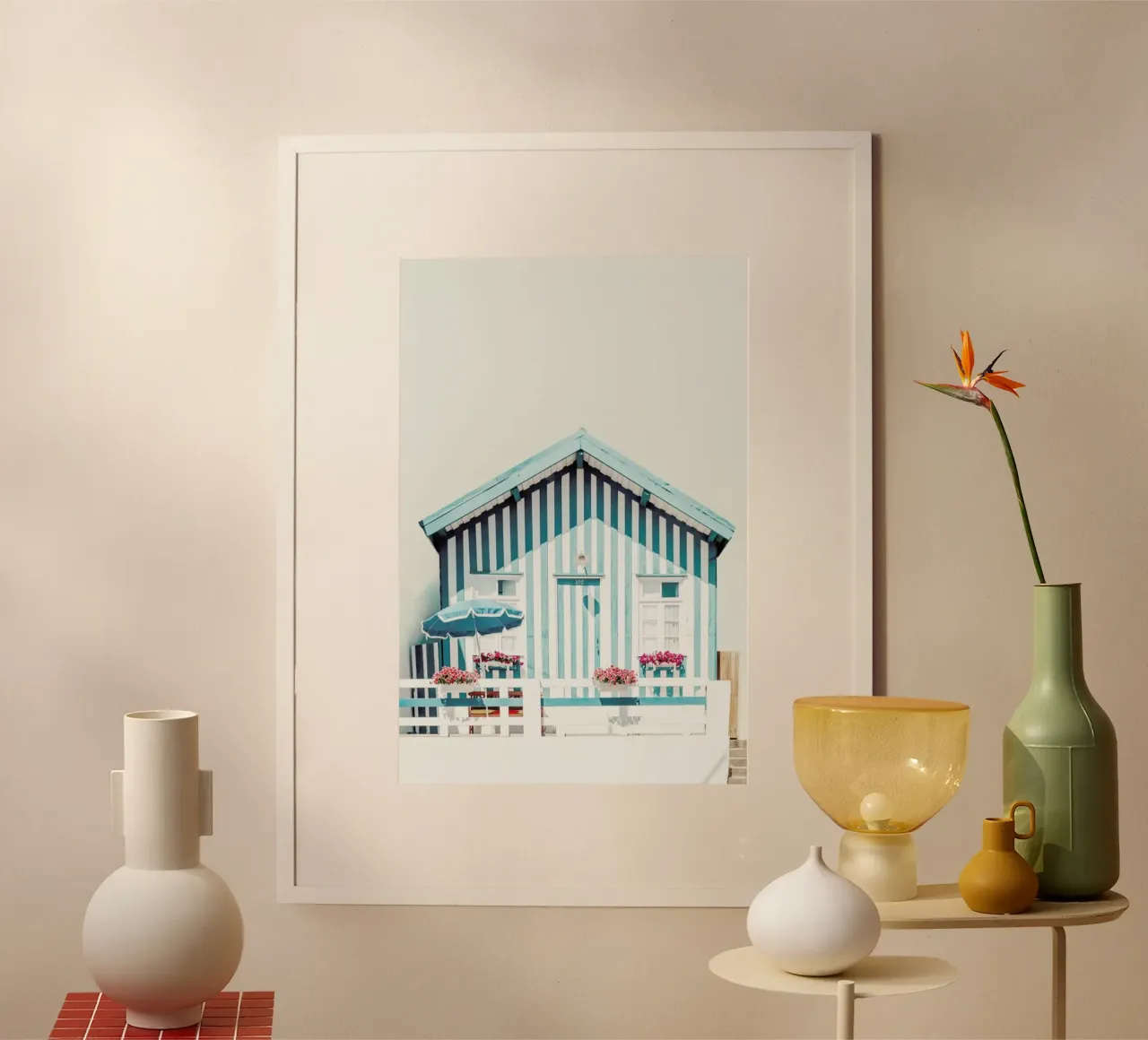 Casa sulla spiaggia a strisce blu pastello poster con telaio in legno da Ingrid Beddoes