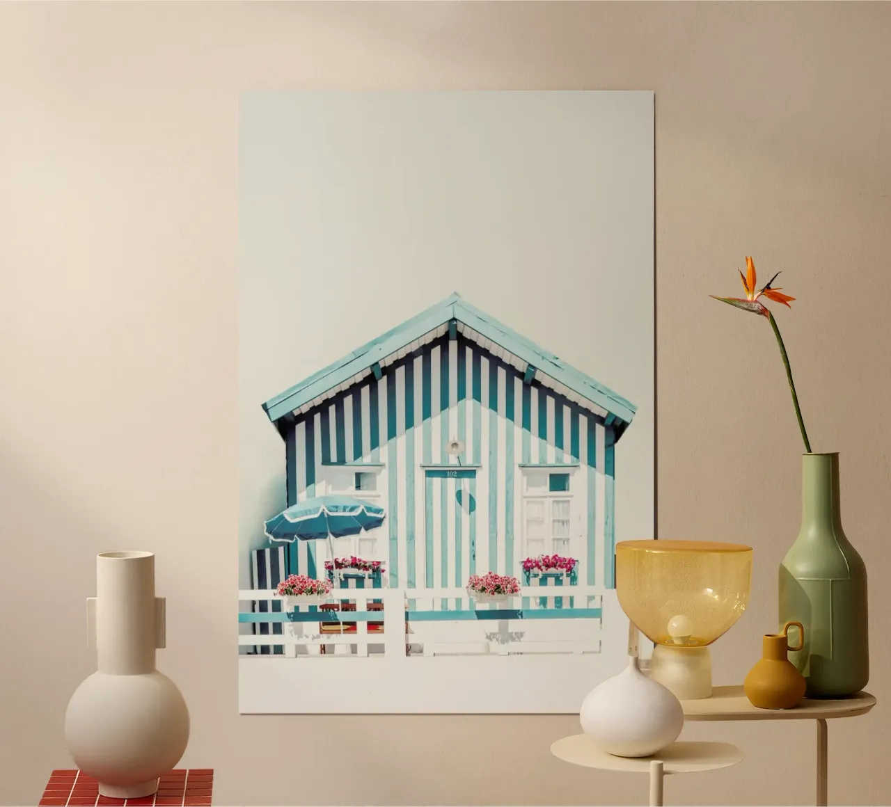 Casa sulla spiaggia a strisce blu pastello poster con telaio in legno da Ingrid Beddoes