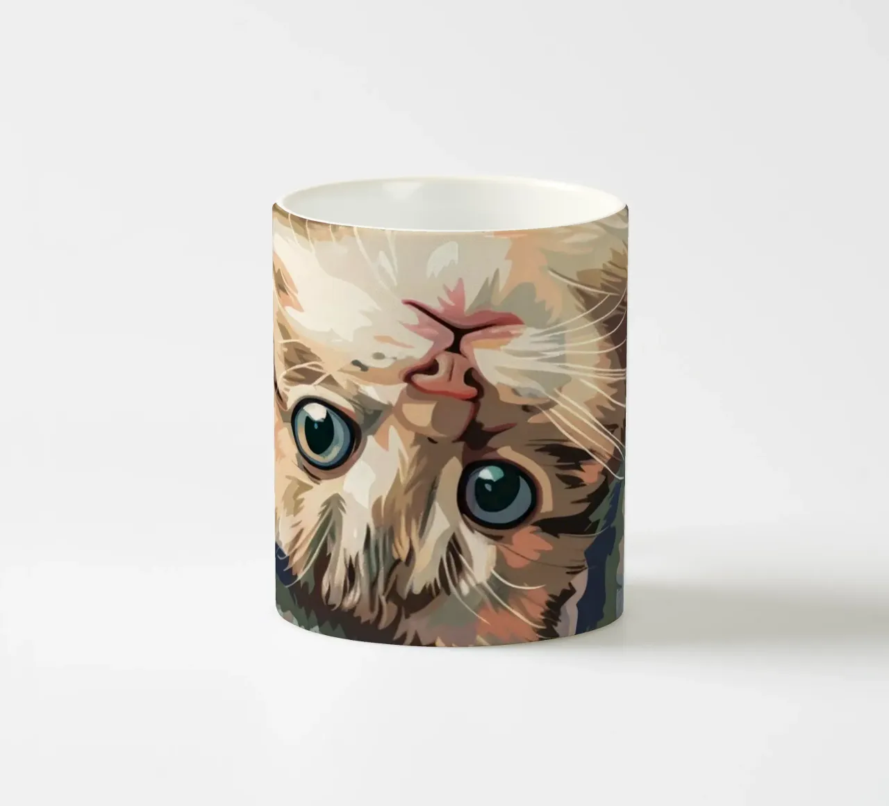 gattino soffice con occhi luminosi, sdraiato giocosamente sulla schiena tazza in ceramica da DesignDoodle