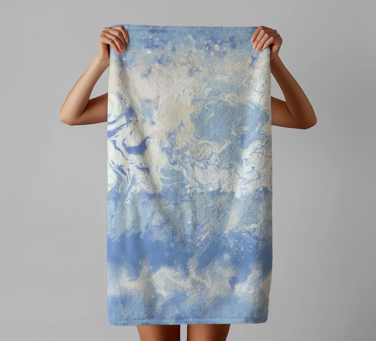 Vagues bleues et blanches teintes en cravate par un artisan teinturier serviette de bain de gulsengunel