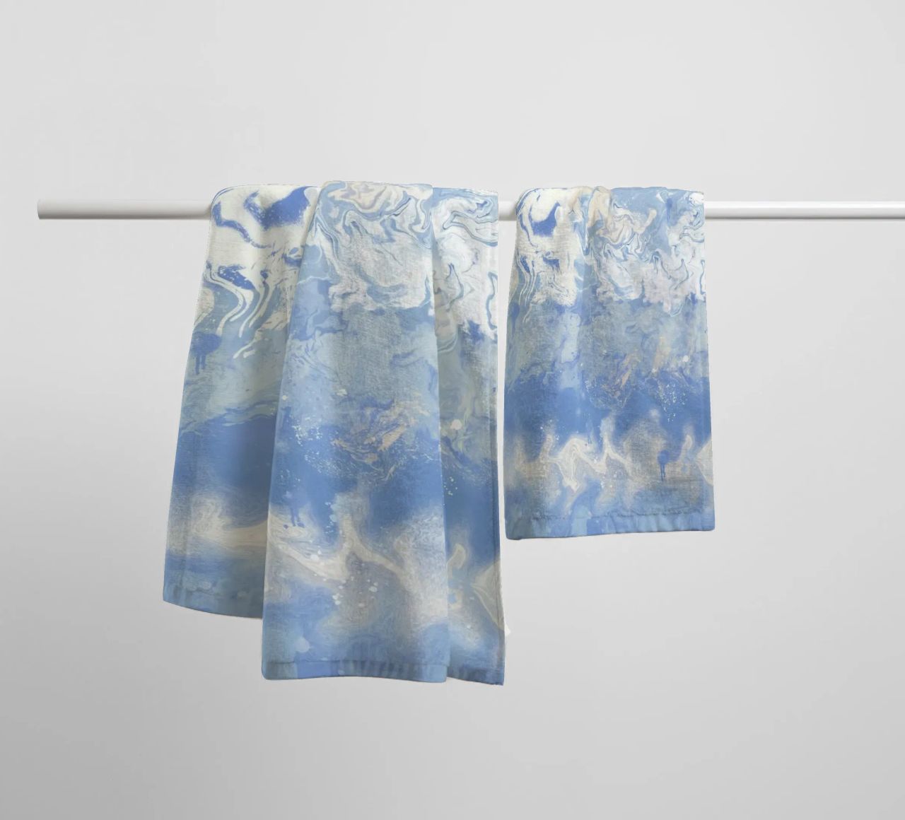 Vagues bleues et blanches teintes en cravate par un artisan teinturier serviette de bain de gulsengunel
