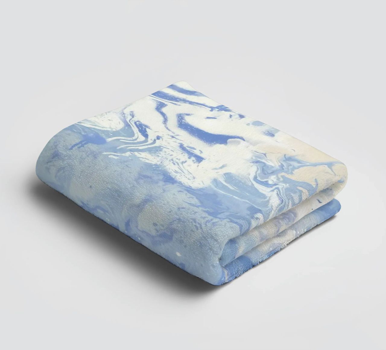 Vagues bleues et blanches teintes en cravate par un artisan teinturier serviette de bain de gulsengunel