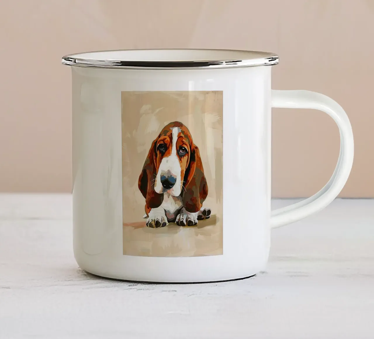Il Basset riflessivo: un momento di tranquillità tazza in smalto da DesignDoodle