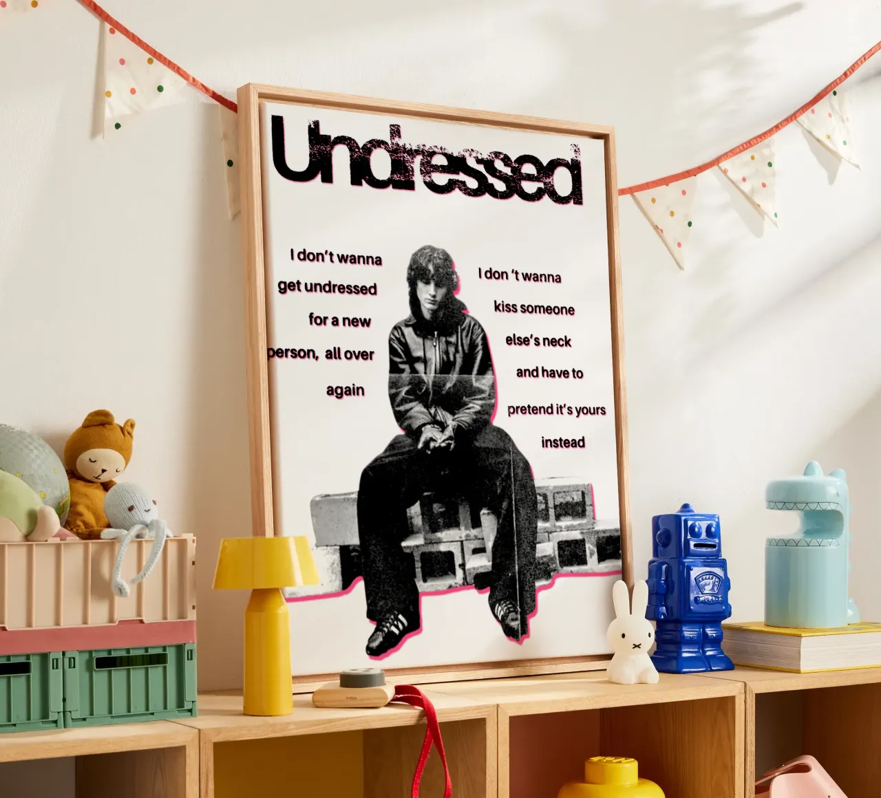 Album d'epoca Musicista Indie Pop anni '90 tela con Cornice a cassetta da https://www.juniqe.com/uk/shop/Henndraws