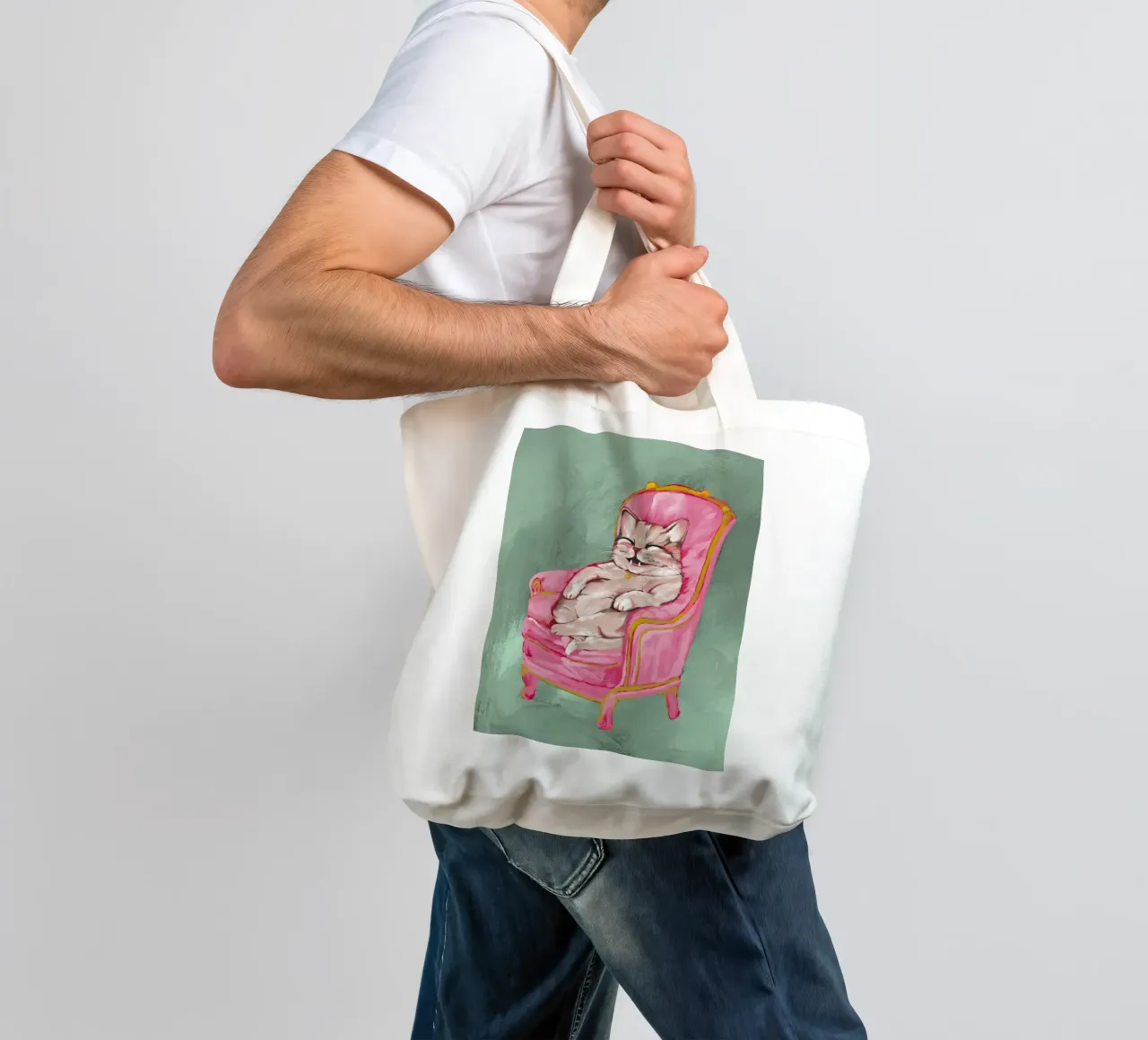 Smiling Cat Lounging on Pink Chair with a Sage Green Wall borsa in juta da mysteriouscoco