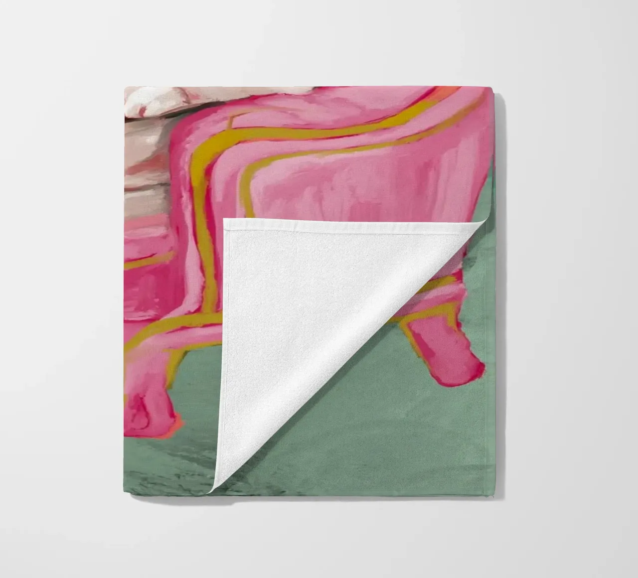 Smiling Cat Lounging on Pink Chair with a Sage Green Wall telo mare da mysteriouscoco