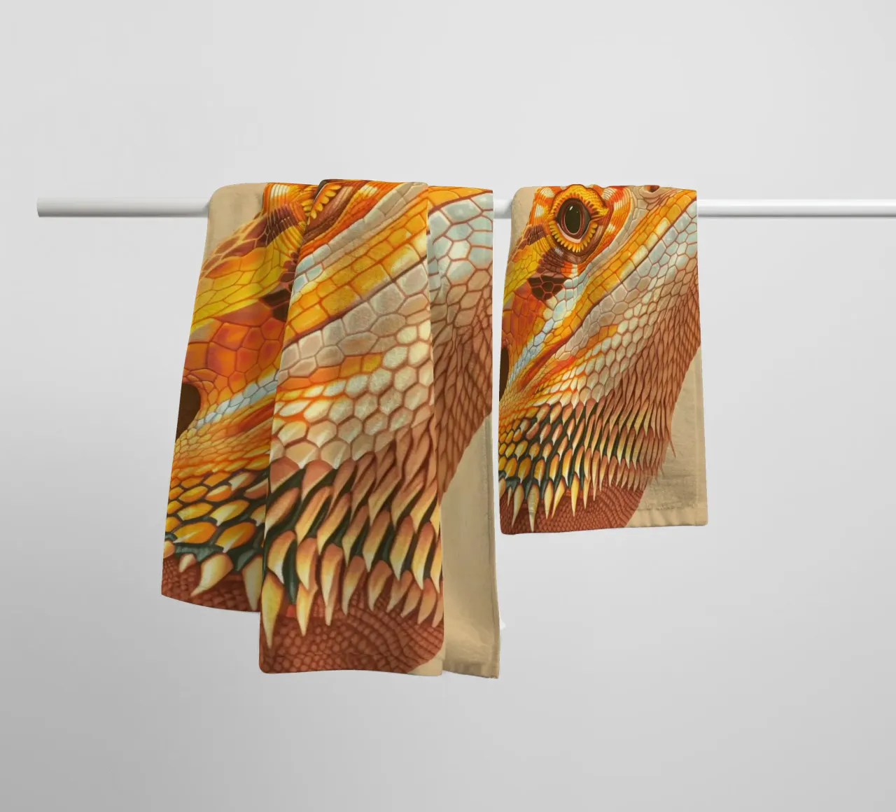 gros plan complexe d'un dragon barbu mettant en valeur ses détails serviette de bain de DesignDoodle