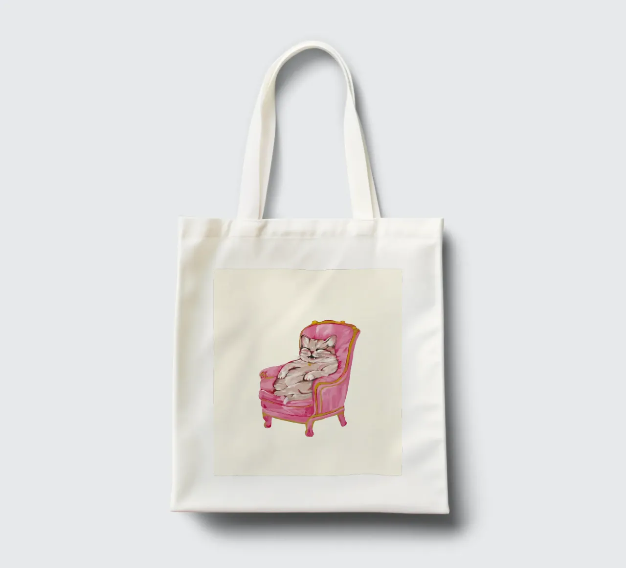 Smiling Cat Lounging on Pink Chair borsa in juta da mysteriouscoco