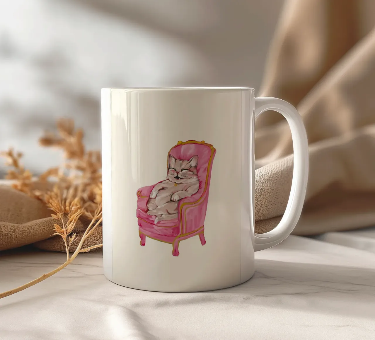 Smiling Cat Lounging on Pink Chair tazza in ceramica da mysteriouscoco