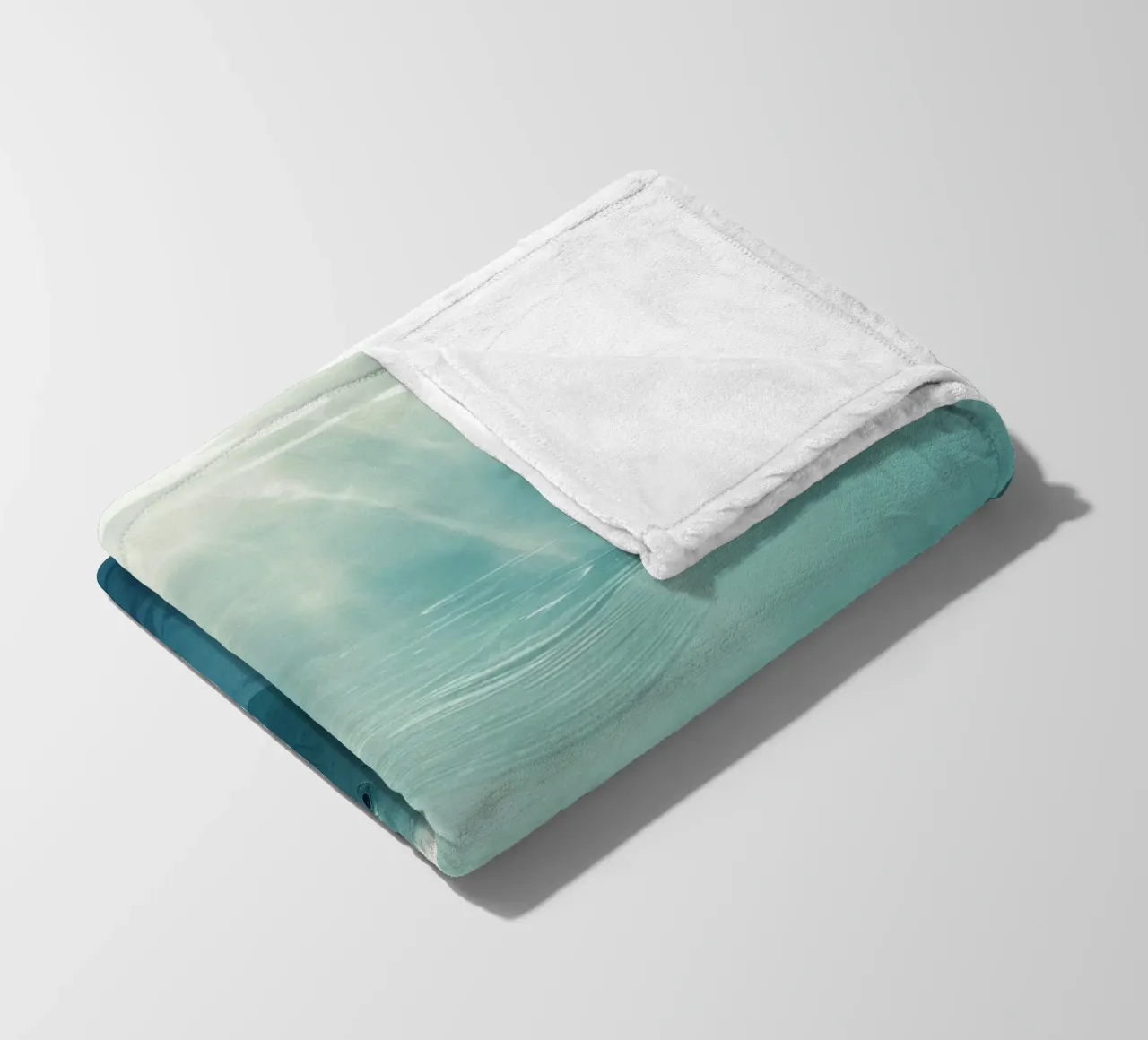 momento subacqueo con una maestosa balena beluga blue wat coperta in pile da DesignDoodle