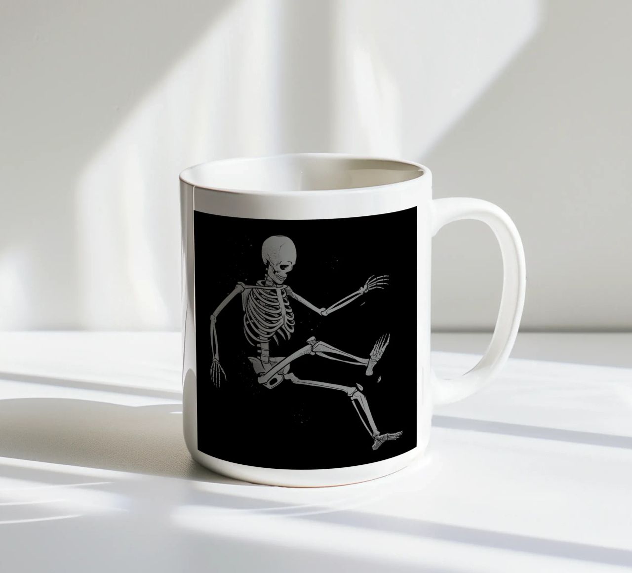 Skeleton Flowting On Space tazza in ceramica da Tobe Fonseca
