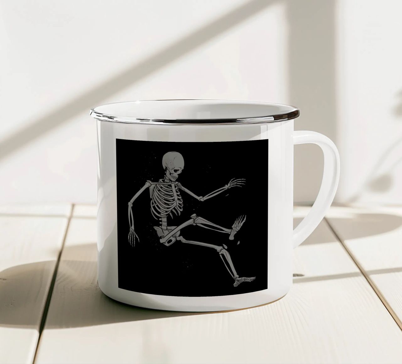 Skeleton Flowting On Space tazza in smalto da Tobe Fonseca