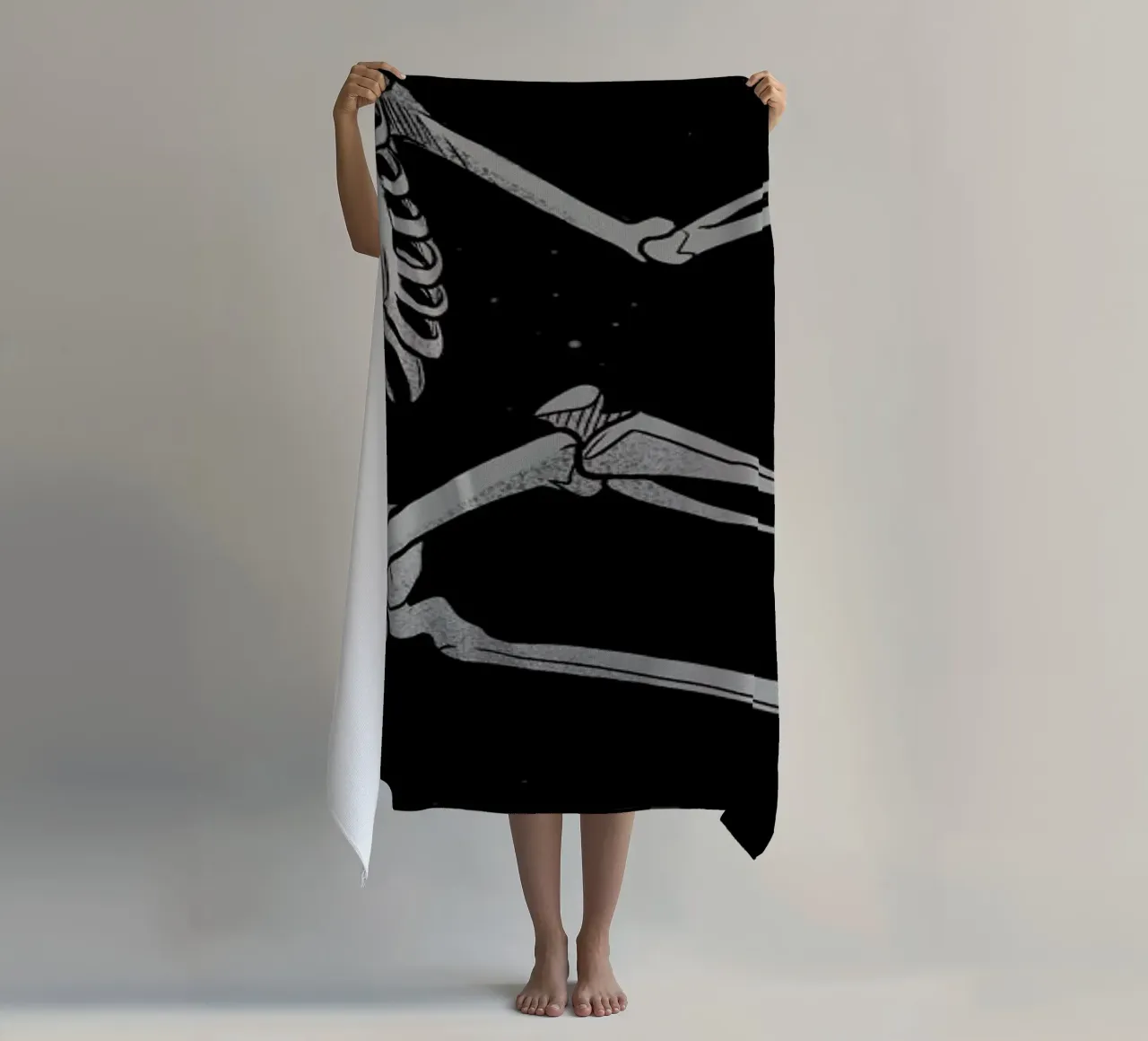Skeleton Flowting On Space Strandtuch von Tobe Fonseca