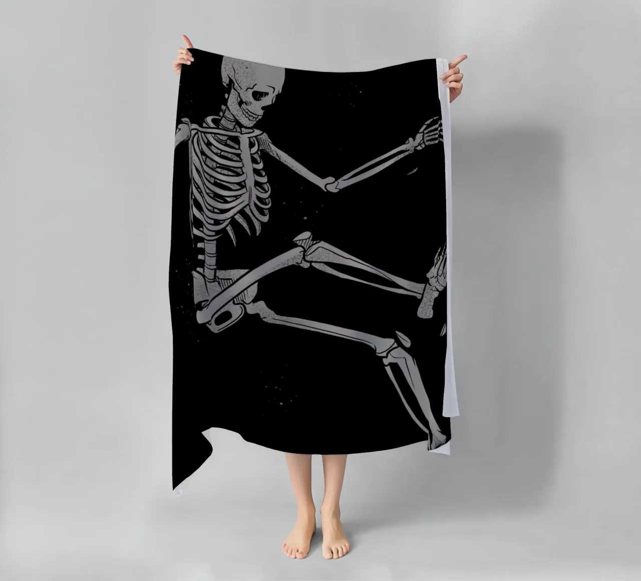 Skeleton Flowting On Space Strandtuch von Tobe Fonseca