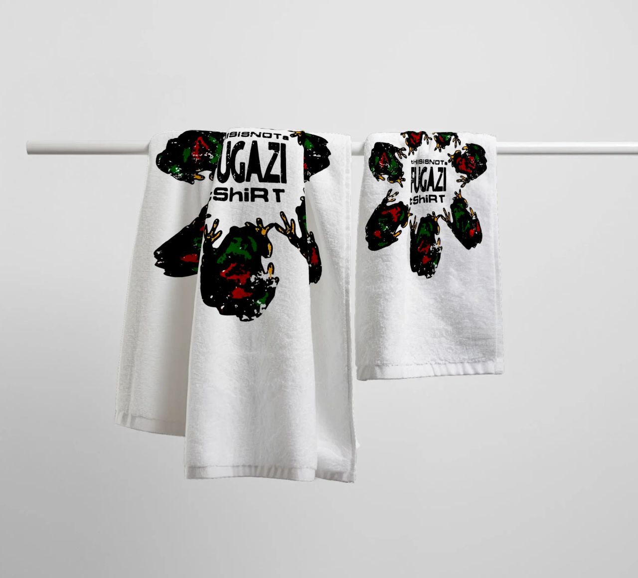 Questa non è una camicia dei Fugazi asciugamano da bagno da Sigrid Rauuy