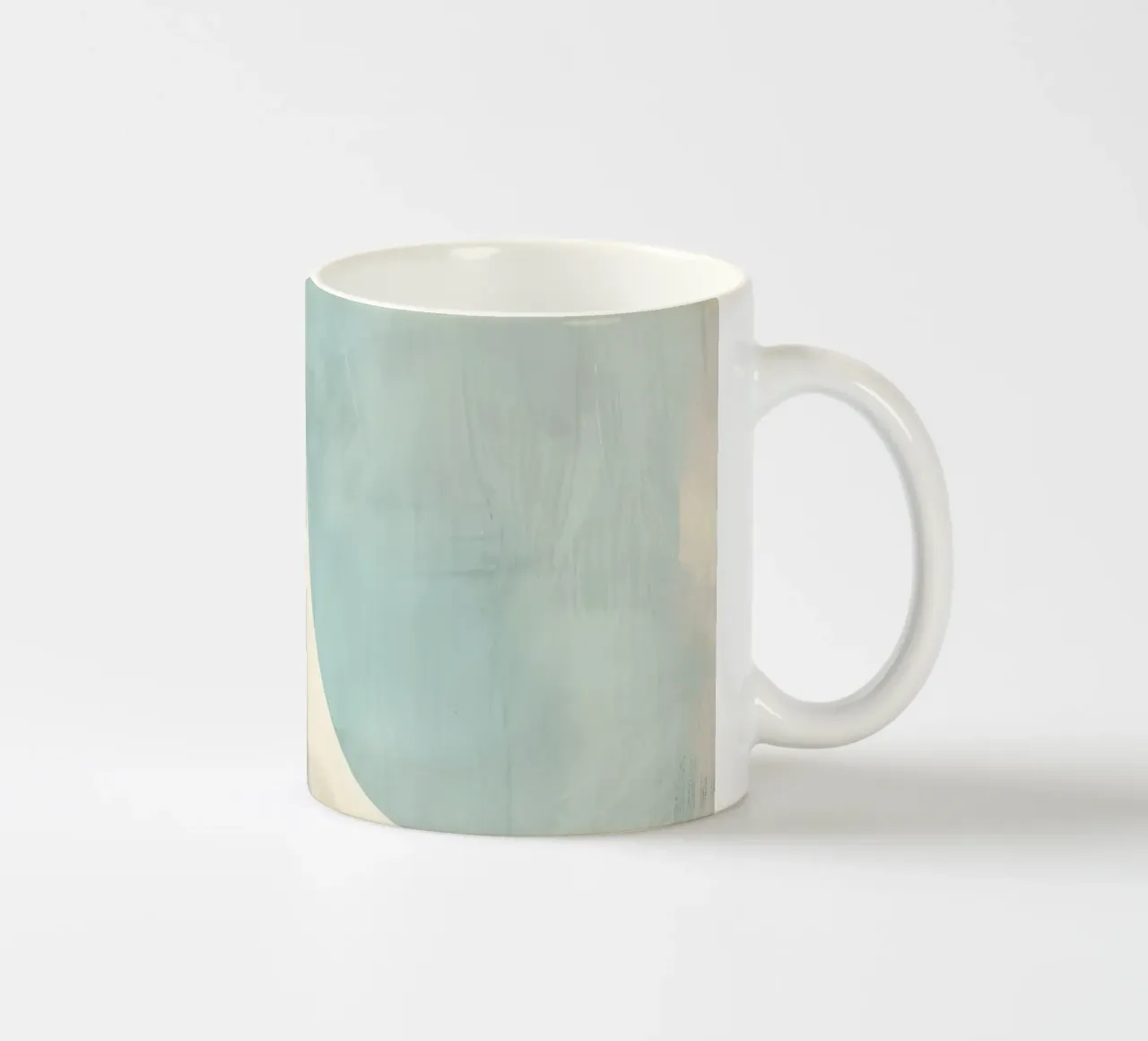 Un ritratto stravagante di una balena beluga che nuota giocosamente tazza in ceramica da DesignDoodle