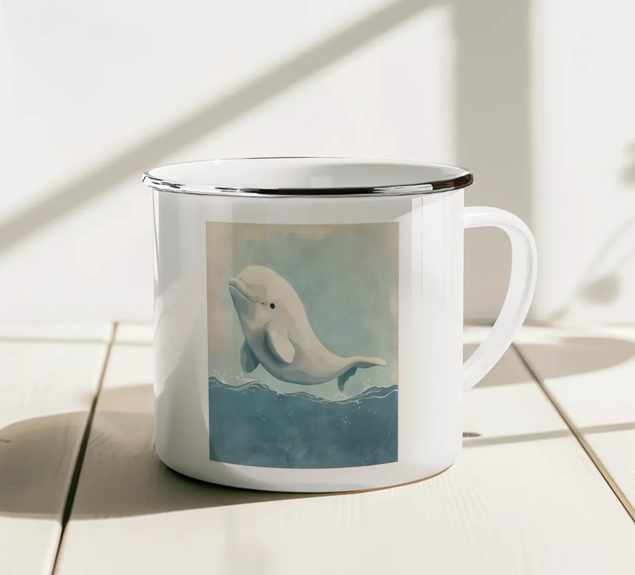 Un ritratto stravagante di una balena beluga che nuota giocosamente tazza in smalto da DesignDoodle
