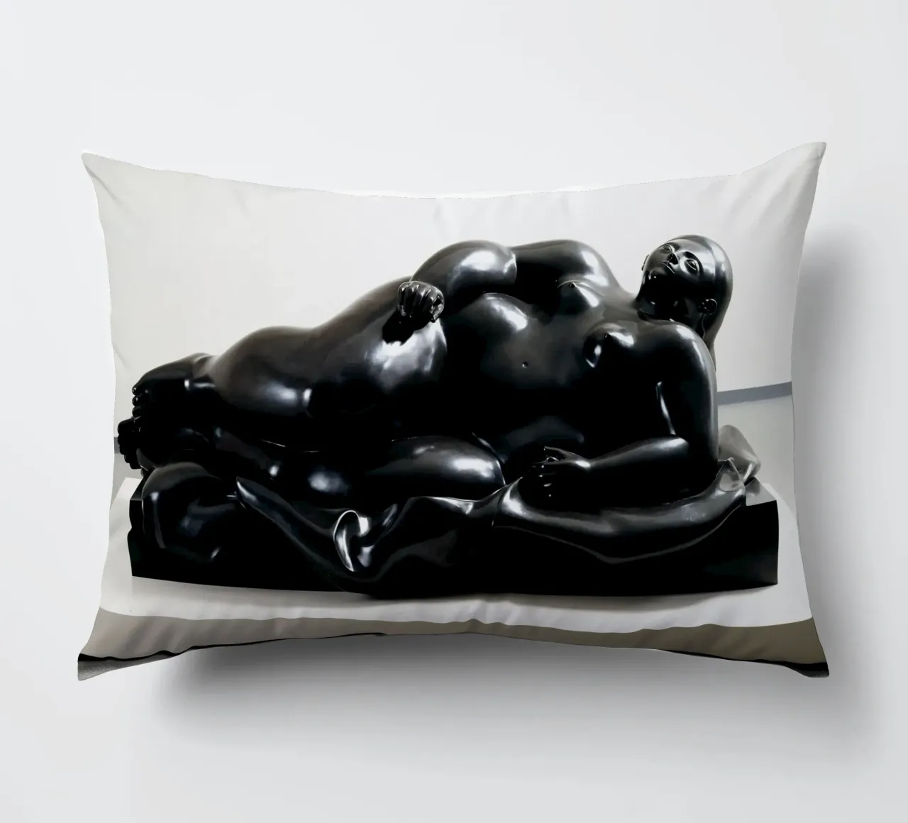 "Figura reclinata" di Fernando Botero cuscino da Classic Art Prints
