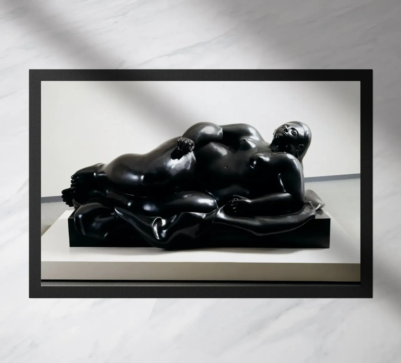 "Figura reclinata" di Fernando Botero zerbino da Classic Art Prints