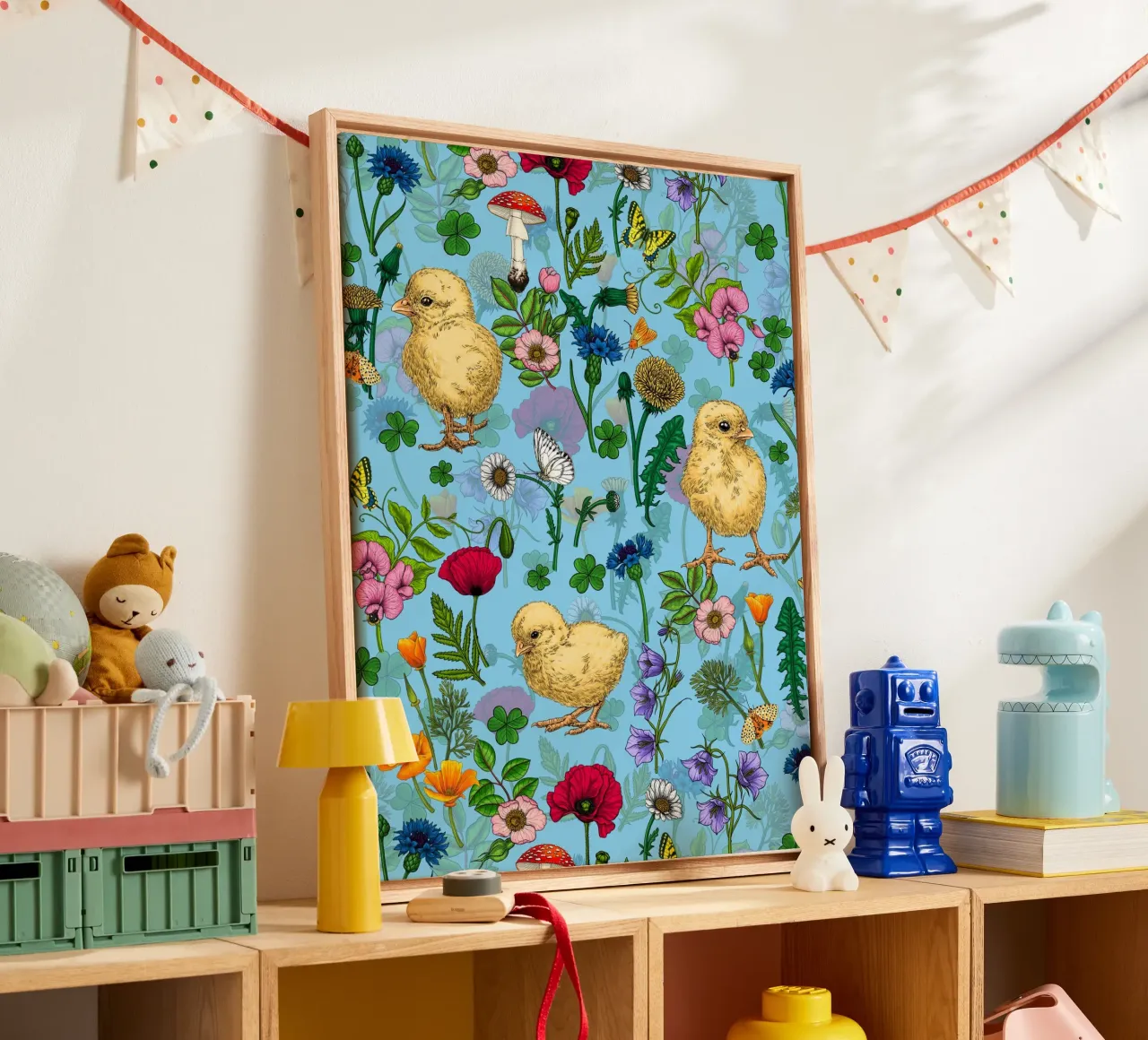 Kippen en wilde bloemen op babyblauw canvas met Baklijst van Painted Nature
