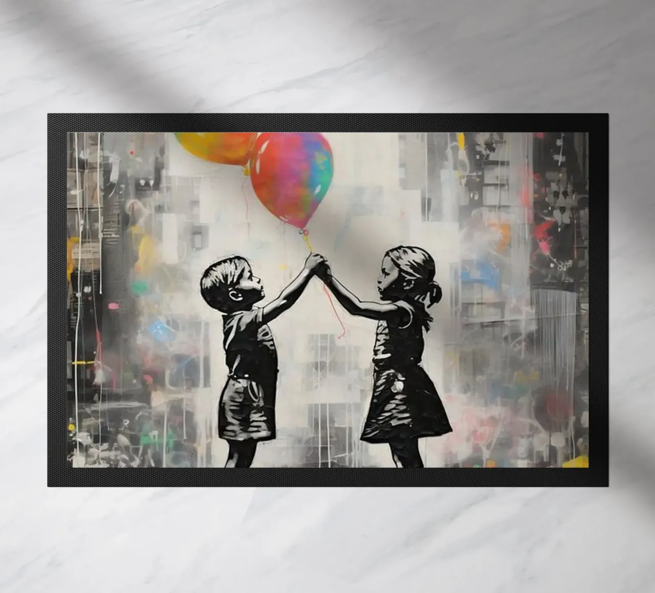 Due bambini con palloncini arcobaleno zerbino da Martin studio