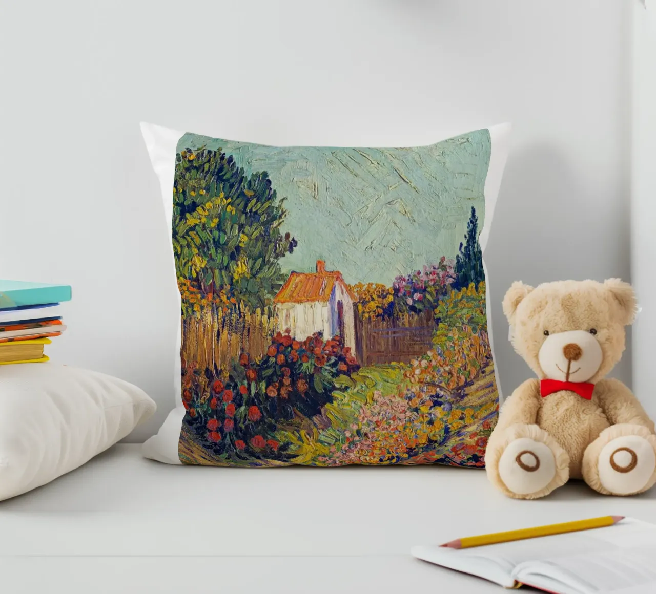 casetta in mezzo a un giardino fiorito cuscino da Piper Shop Oke
