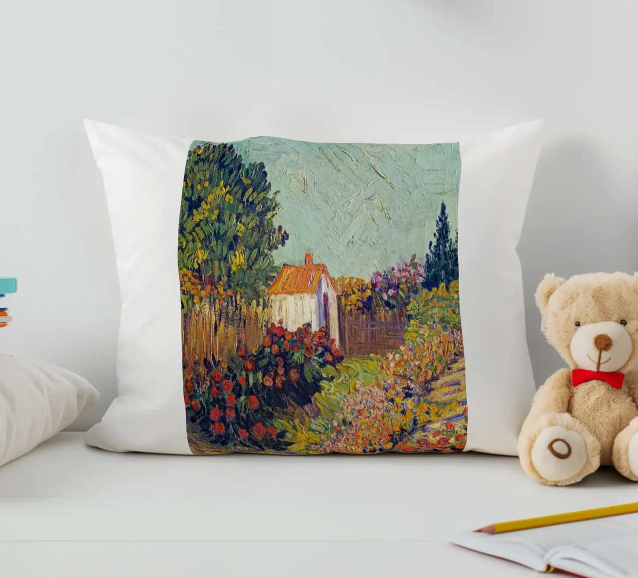 casetta in mezzo a un giardino fiorito cuscino da Piper Shop Oke