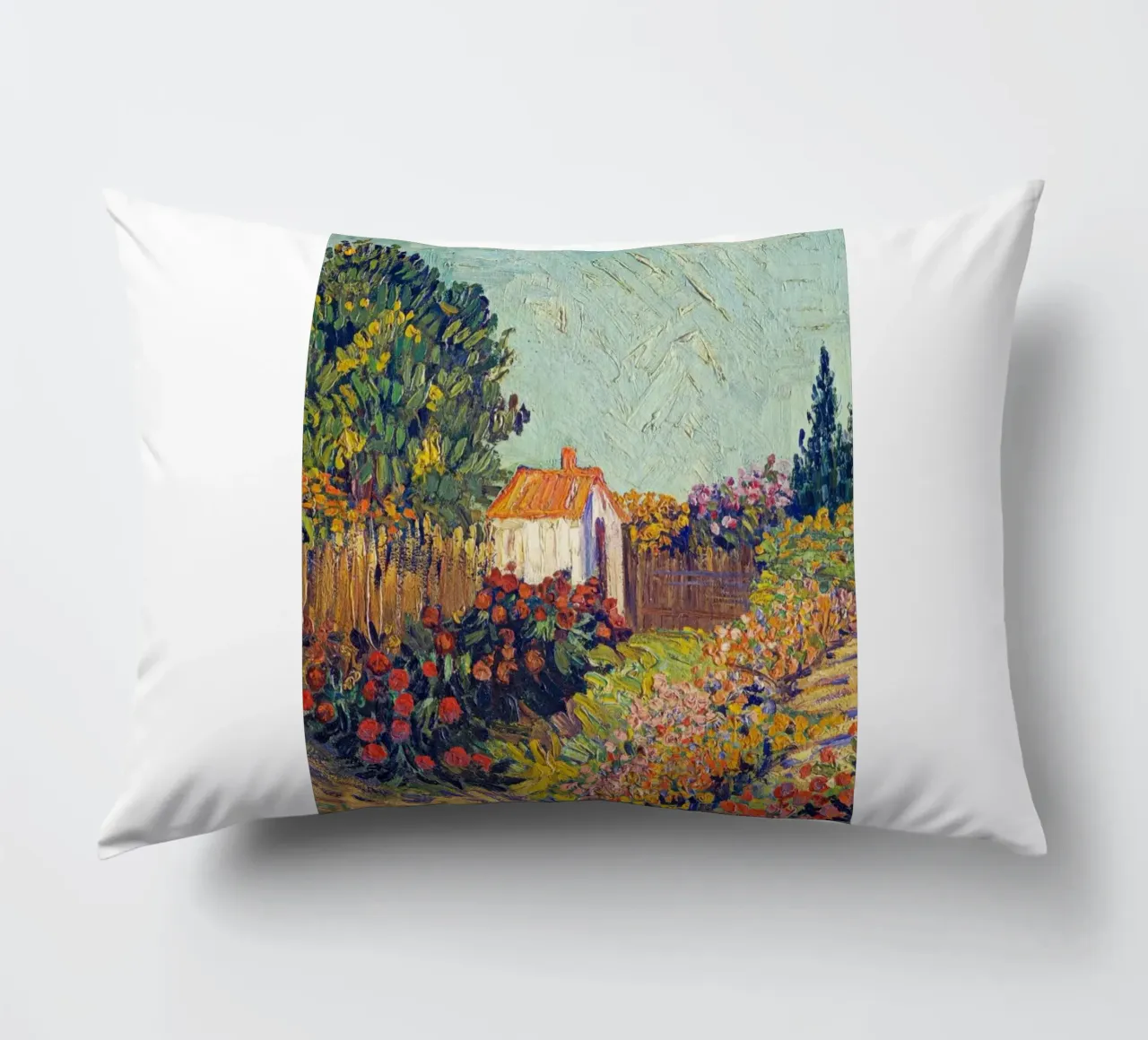 casetta in mezzo a un giardino fiorito cuscino da Piper Shop Oke